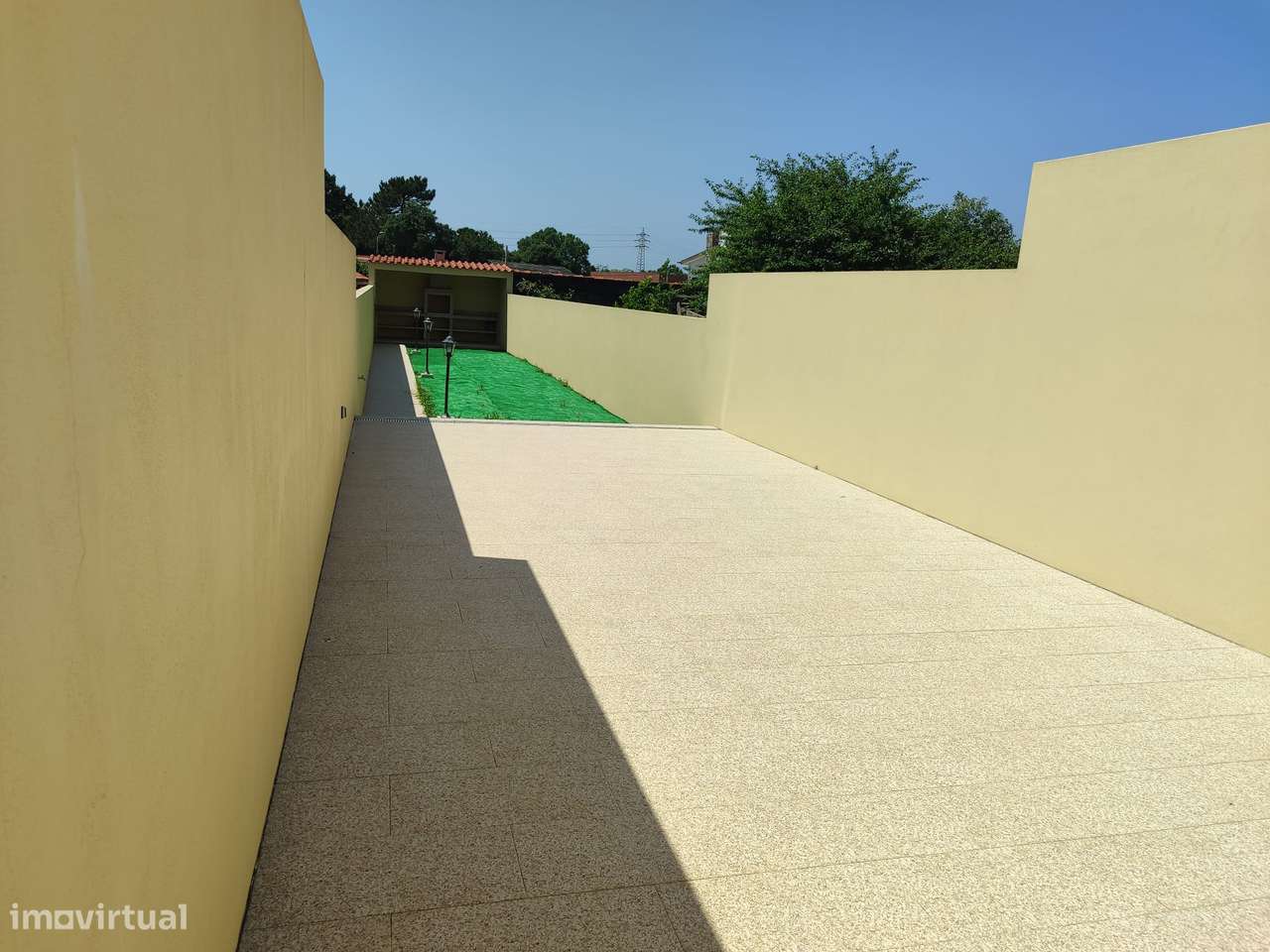 Excelente Moradia  2 frentes + Garagem + Terraço c/ Barbecue + Jardim-12