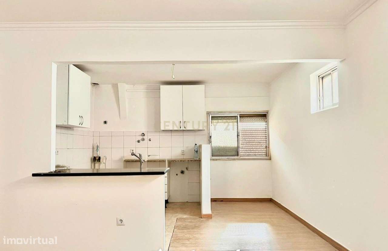 Venda conjunta de apartamento e dois armazéns em Caneças (Ponte da Bic-7