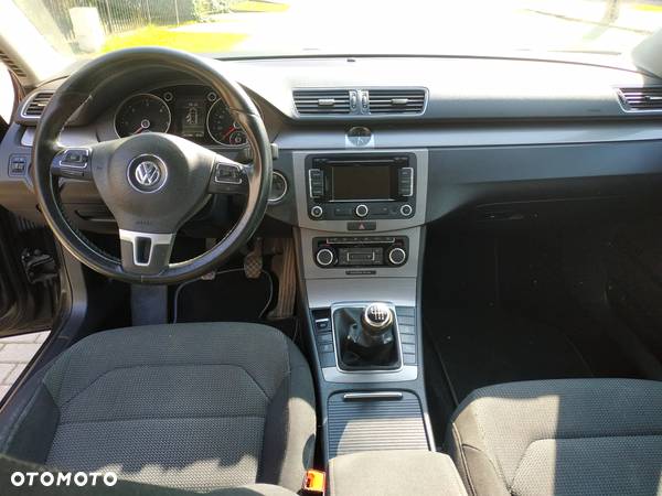 Volkswagen Passat 2.0 TDI Comfortline - 11