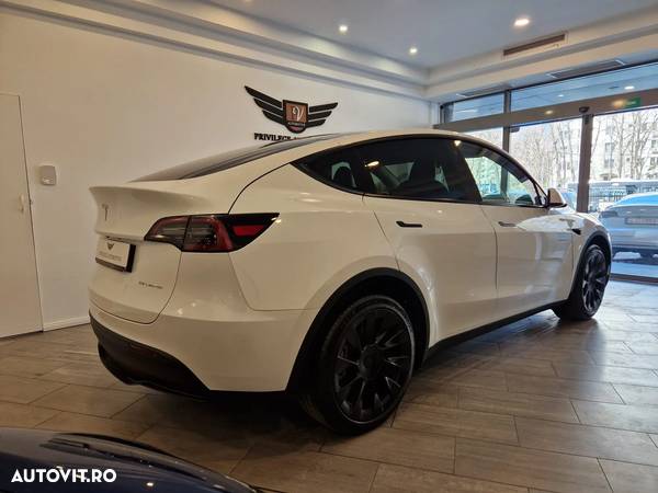 Tesla Model Y - 15