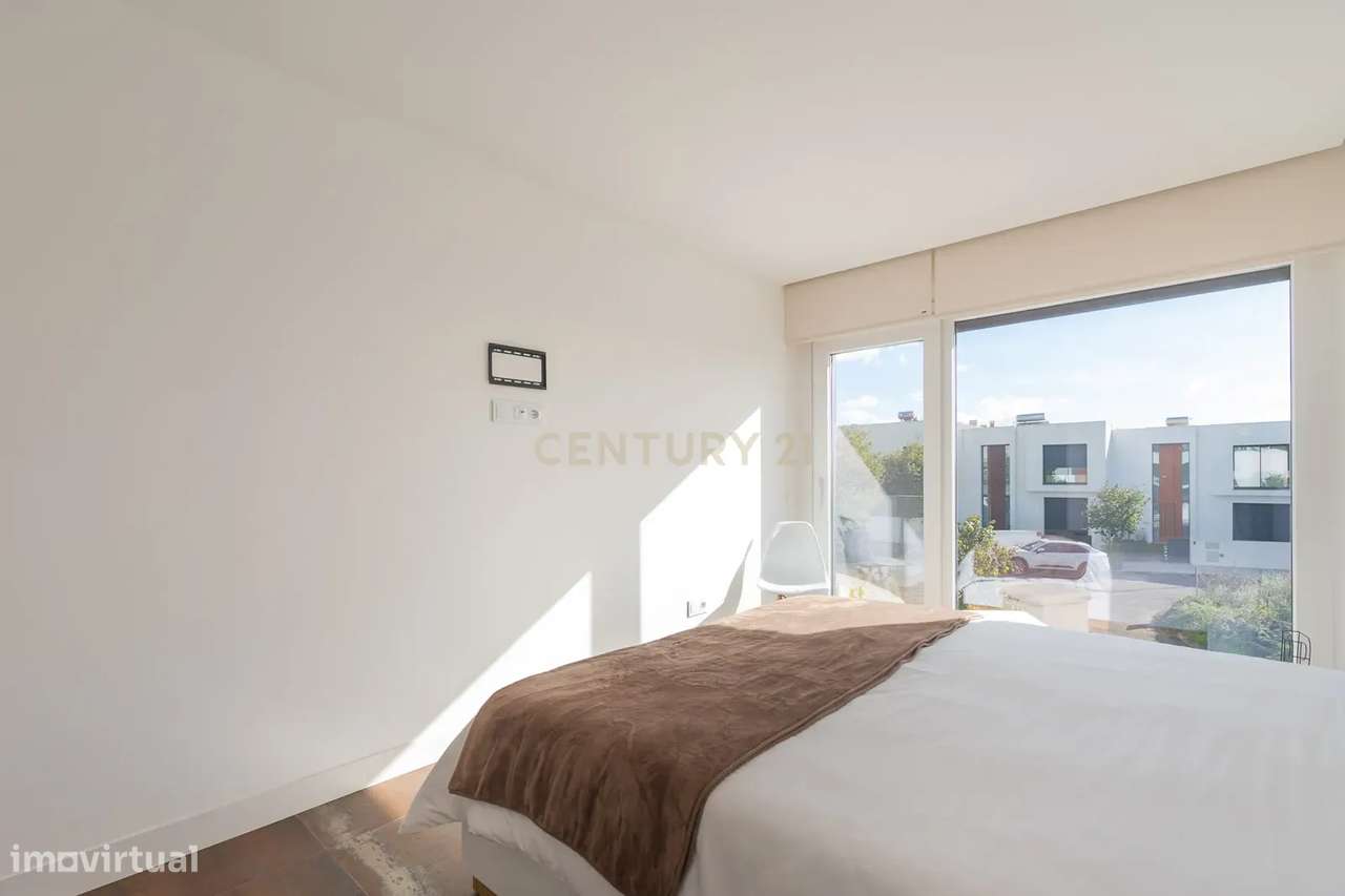 Excelente moradia geminada V4 em Urbanização nova na zona de Albarraqu-59