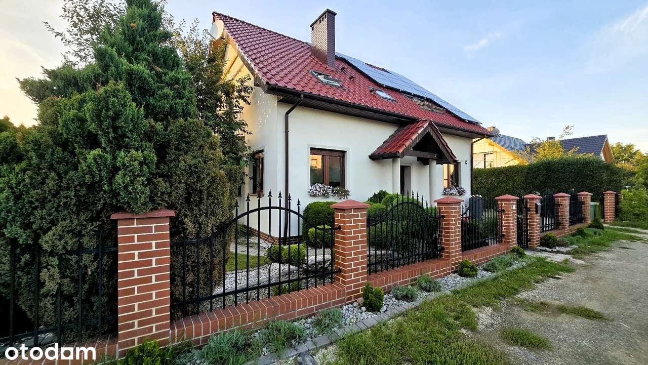 Przestronny_dom_6_pokojów_zadbany_ogród_fotowoltaika_kameralna_okolica-18