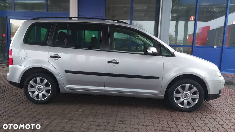 Volkswagen Touran 1.6 FSI Trendline - 11