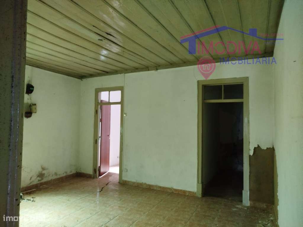 Moradia T2 com arrecadações, garagem e quintal em Constância-9