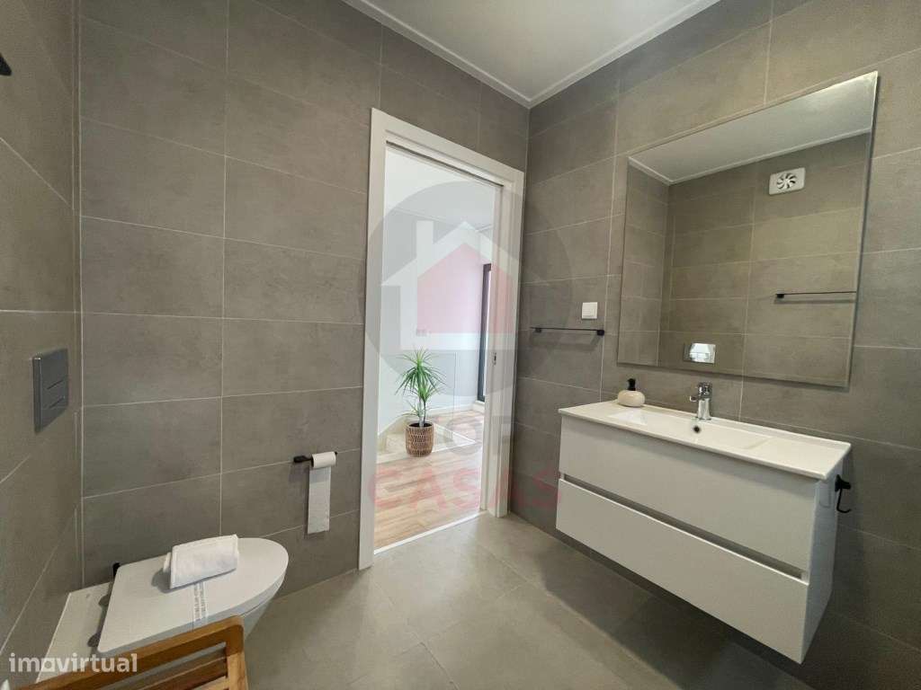 Moradia de arquitectura moderna com piscina privada-24