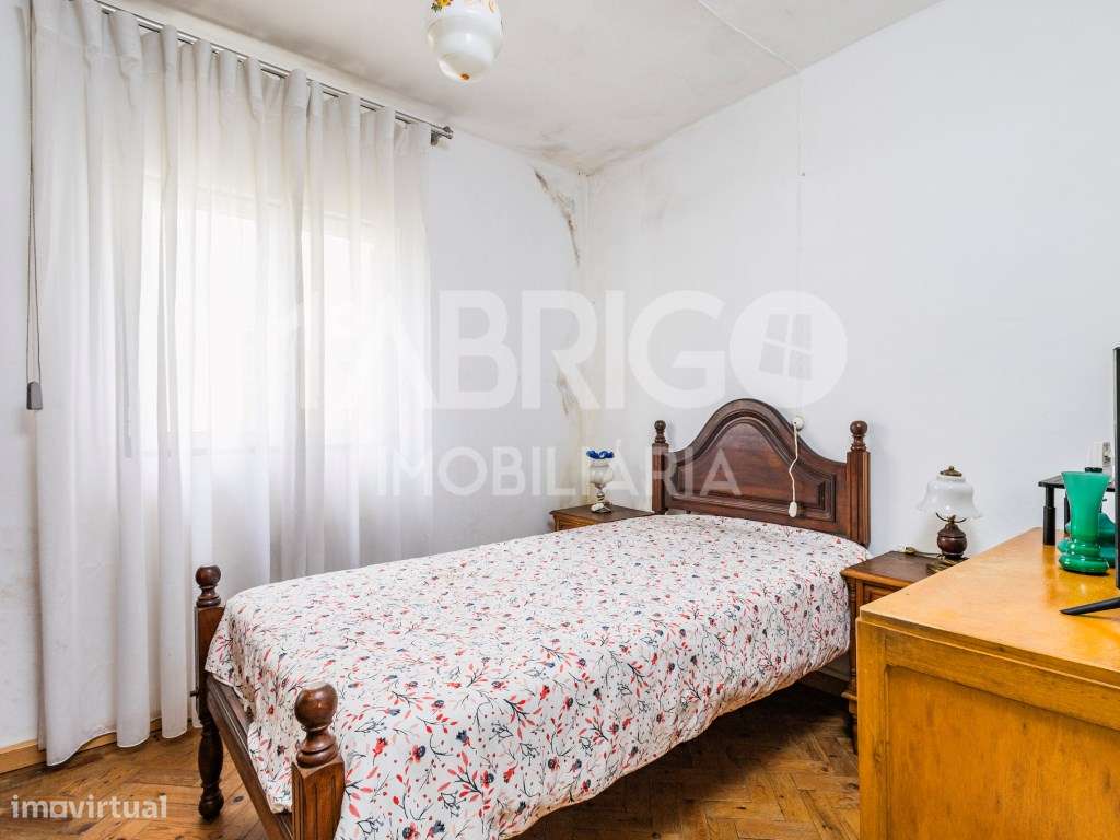 Moradia T3 Central, Oportunidade de Reabilitação (Para venda ao abr...-9