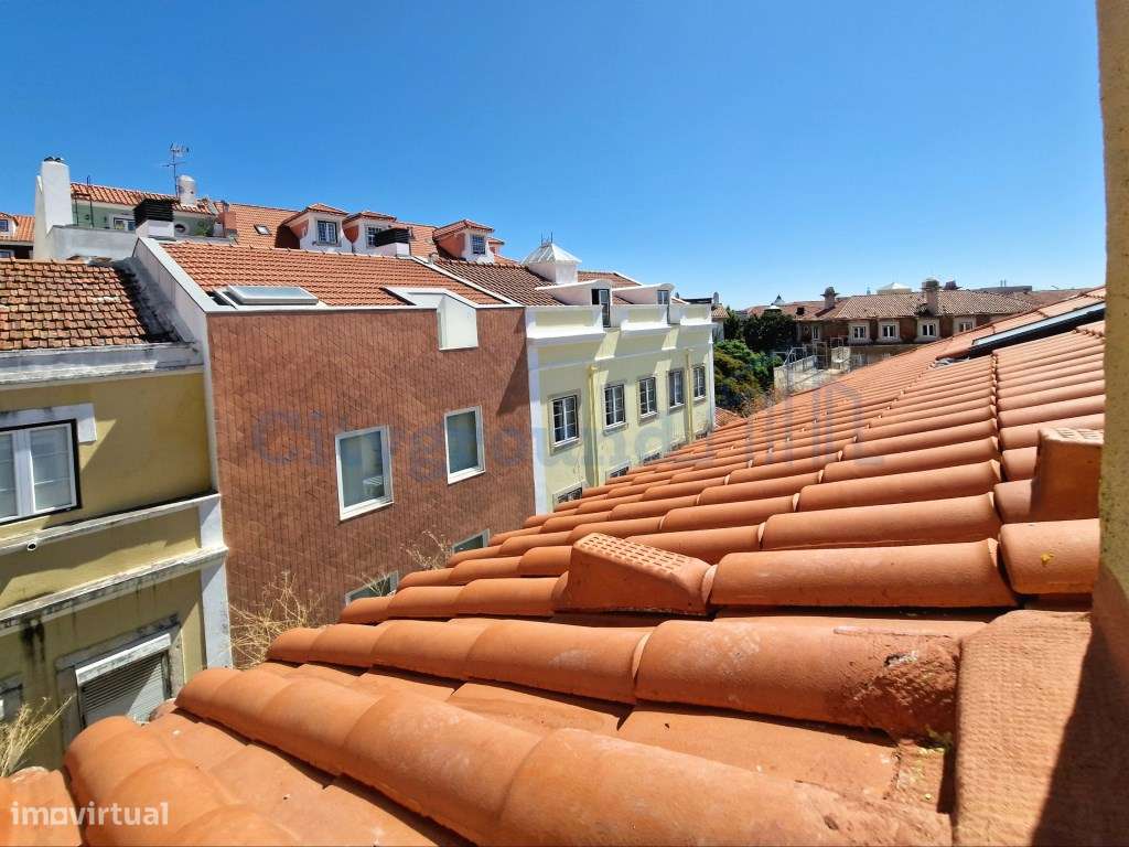 Apartamento T2 Duplex no Príncipe Real para reabilitar a seu gosto-14