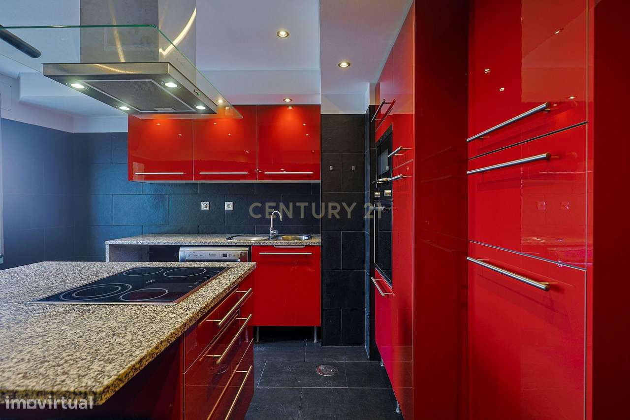 Apartamento T3 c/ Garagem, Arrecadação e Ginásio em Almada - Grande imagem: 2/37