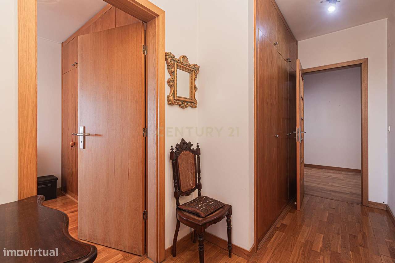 O Refúgio Perfeito em Telheiras – Luz, Conforto e Vista Desafogada-31