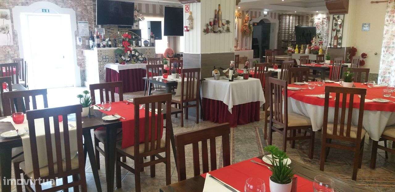 Restaurante-Bar em pleno funcionamento na zona da Galé - Grande imagem: 4/22