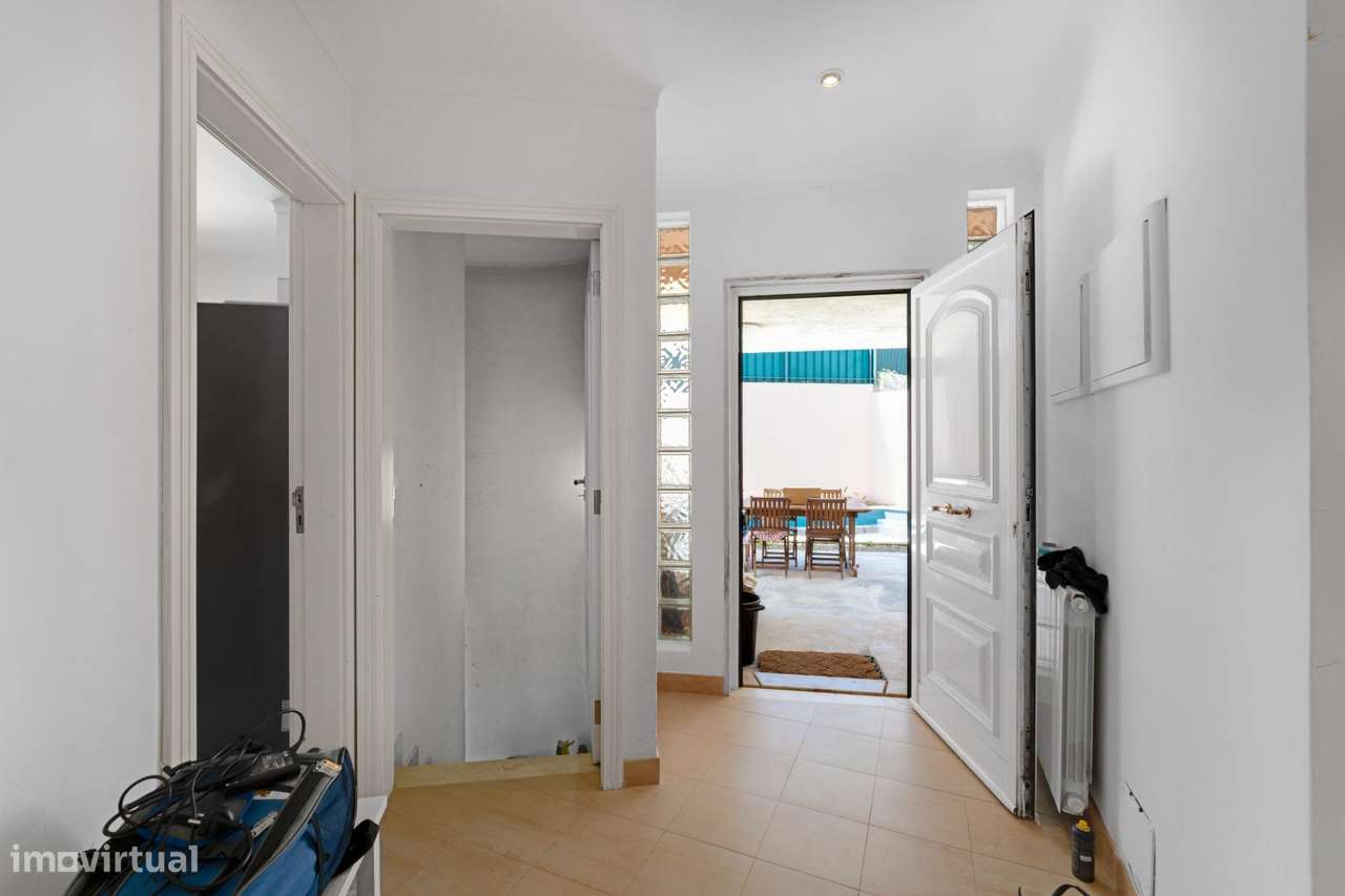 Moradia T4+1 com piscina e jardim, no Murganhal, Caxias-27