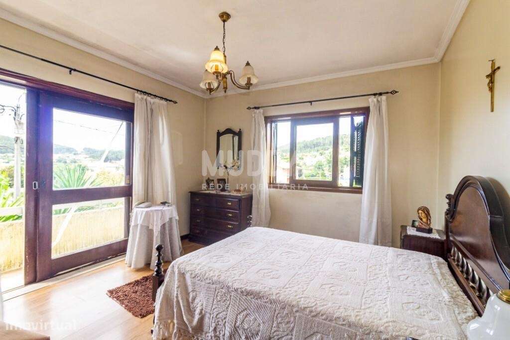Moradia BI-FAMILIAR com amplas varandas-25