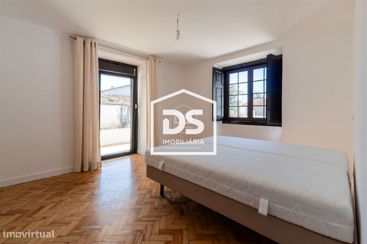 Moradia T4 + T1 com amplo terreno e espaços de lazer em Juncal, Porto-21