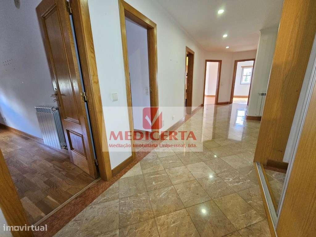 Amadora (Casas do Lago) T4 (2 Parqueamentos + Arrecadação)-11