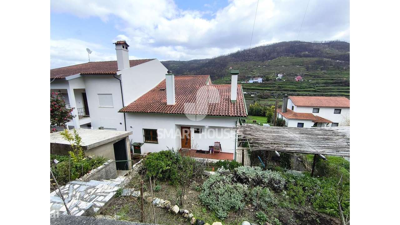 Moradia T3+1 em Avô c/ terreno-38