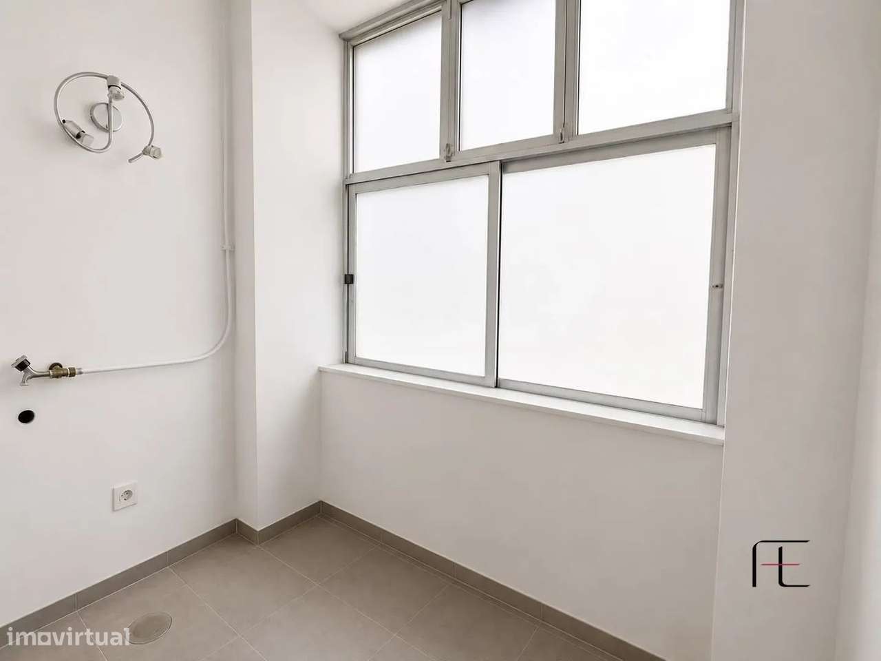 Apartamento T3 Rio Tinto com lugar de garagem e varanda-12