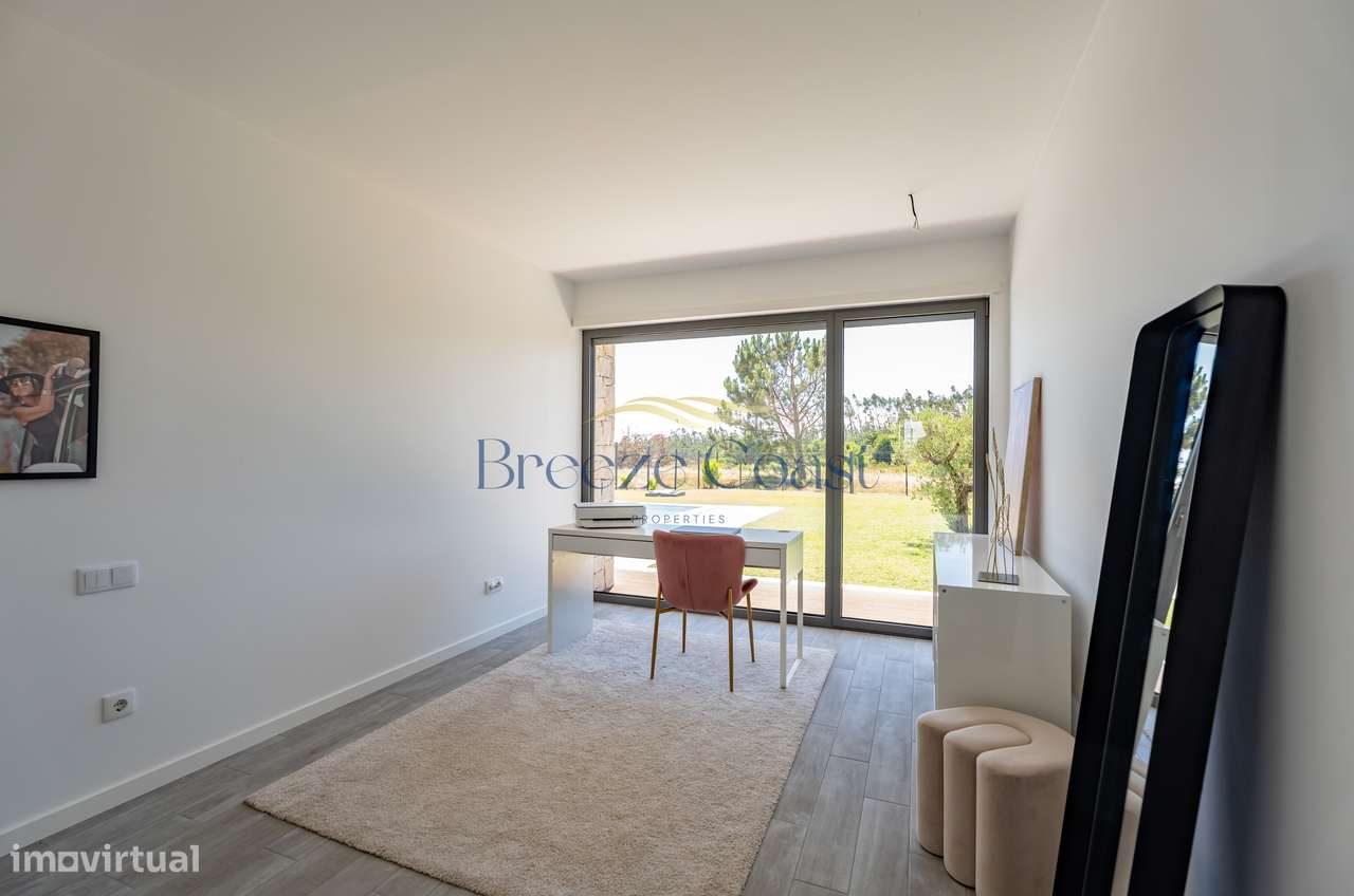 Moradia T4 Contemporânea com Piscina e Vista Desafogada-32