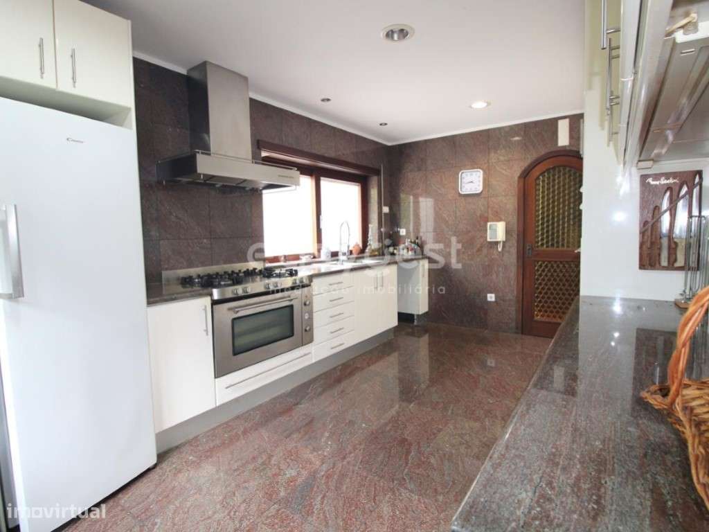 Moradia localizada em zona residencial junto ao HUC em Coimbra - Grande imagem: 2/14