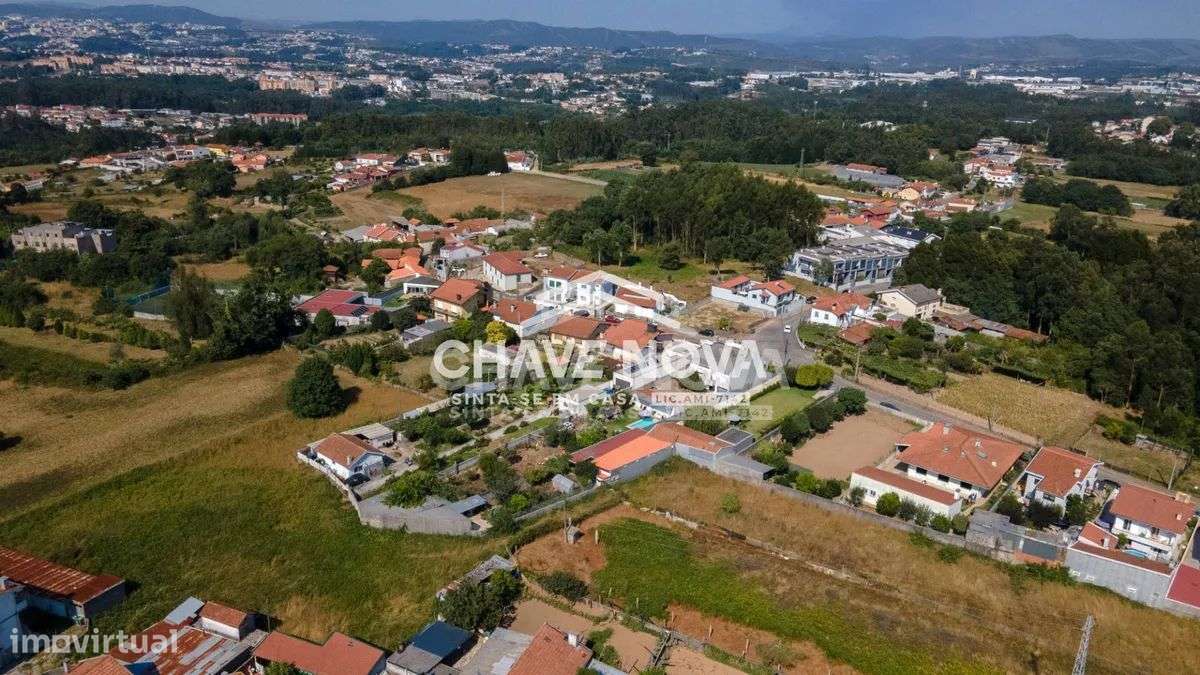 Apartamento T2, em Pedroso, com duas varandas, garagem e arrumos-47