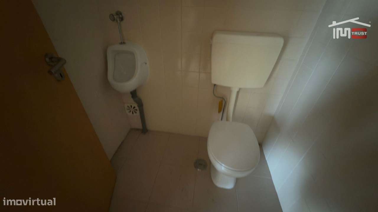 Loja 160m2 Camarate - Espaço Disponível a todas as Actividades Come...-17