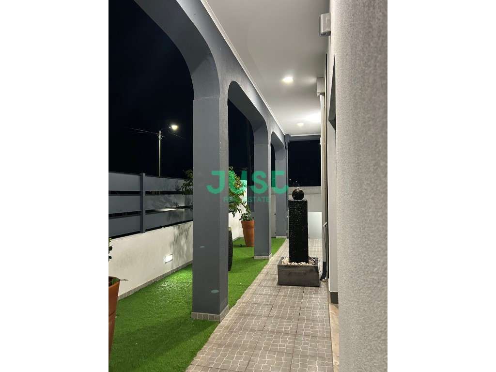 Moradia isolada, T3, seminova com garagem e piscina na Quinta do Conde-12