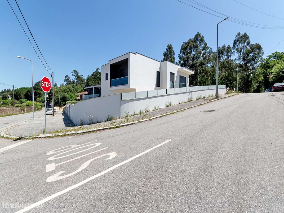 Moradia isolada T4 nova em Santa Maria da Feira - Grande imagem: 4/46