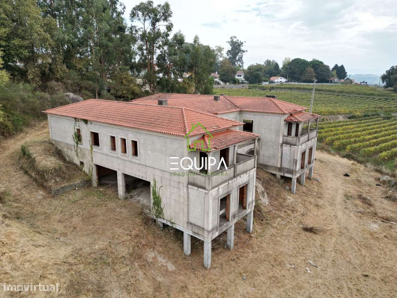 Terreno para construção (com moradia  T-5, construída em grosso), e-38