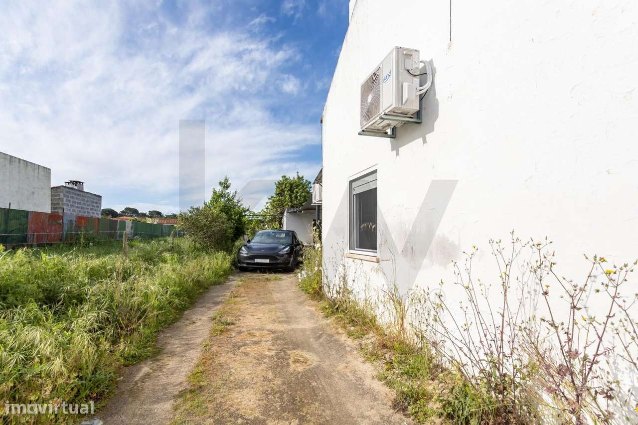 Moradia T2  com Garagem  e anexos inserida num lote de 1500 m2 de ter-42