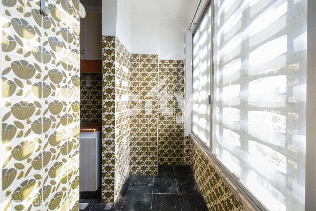 Apartamento T3 para remodelar situado na prestigiada Urbanização da Po-15