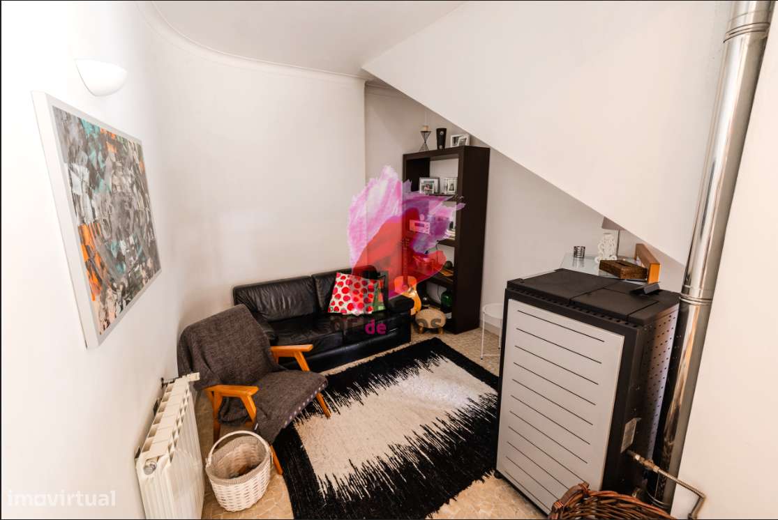 Casa Independente T4 + 2 com Piscina em Localização Privilegiada-6