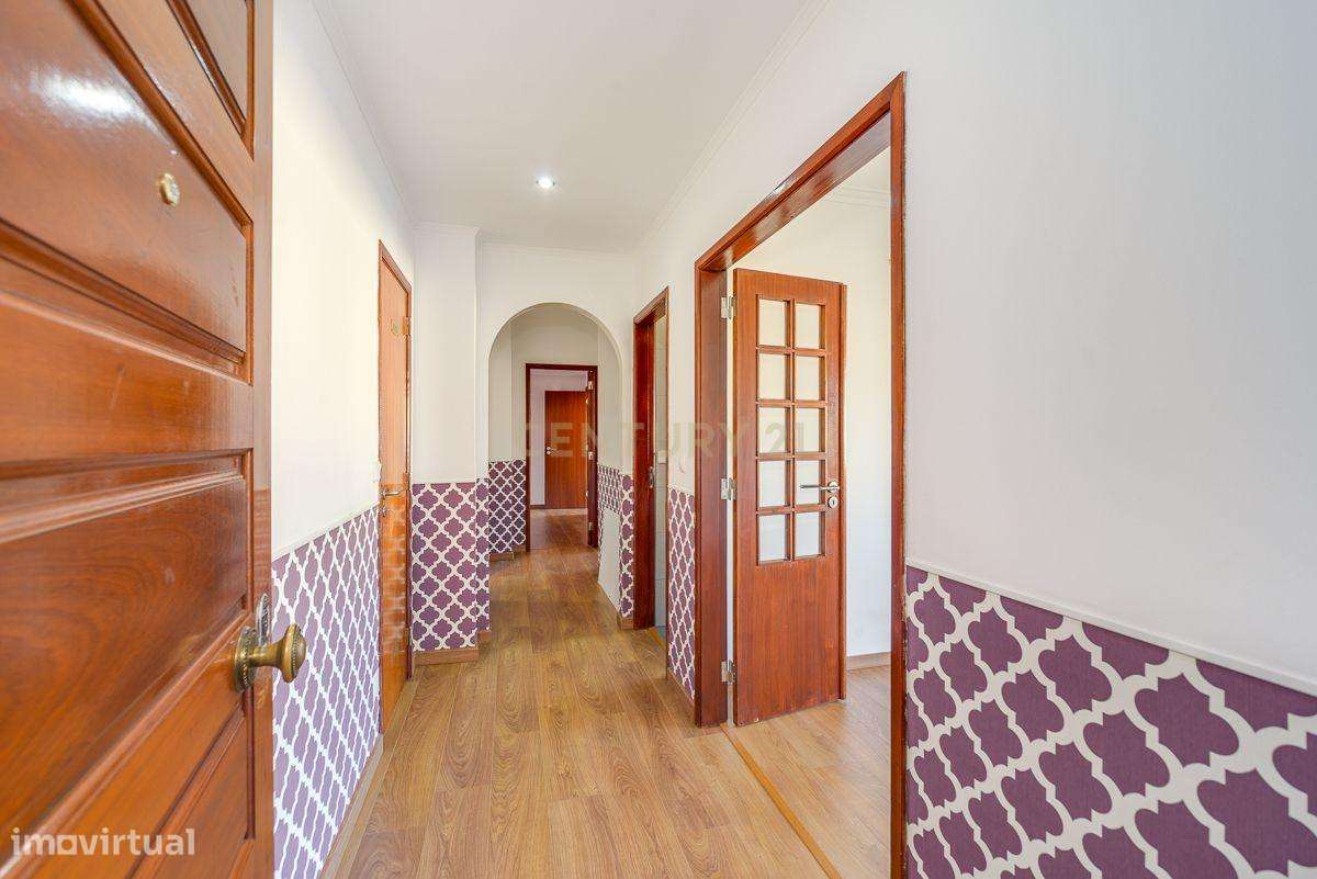 Apartamento T2 com 75 m², situado numa zona central e muito procurada-8