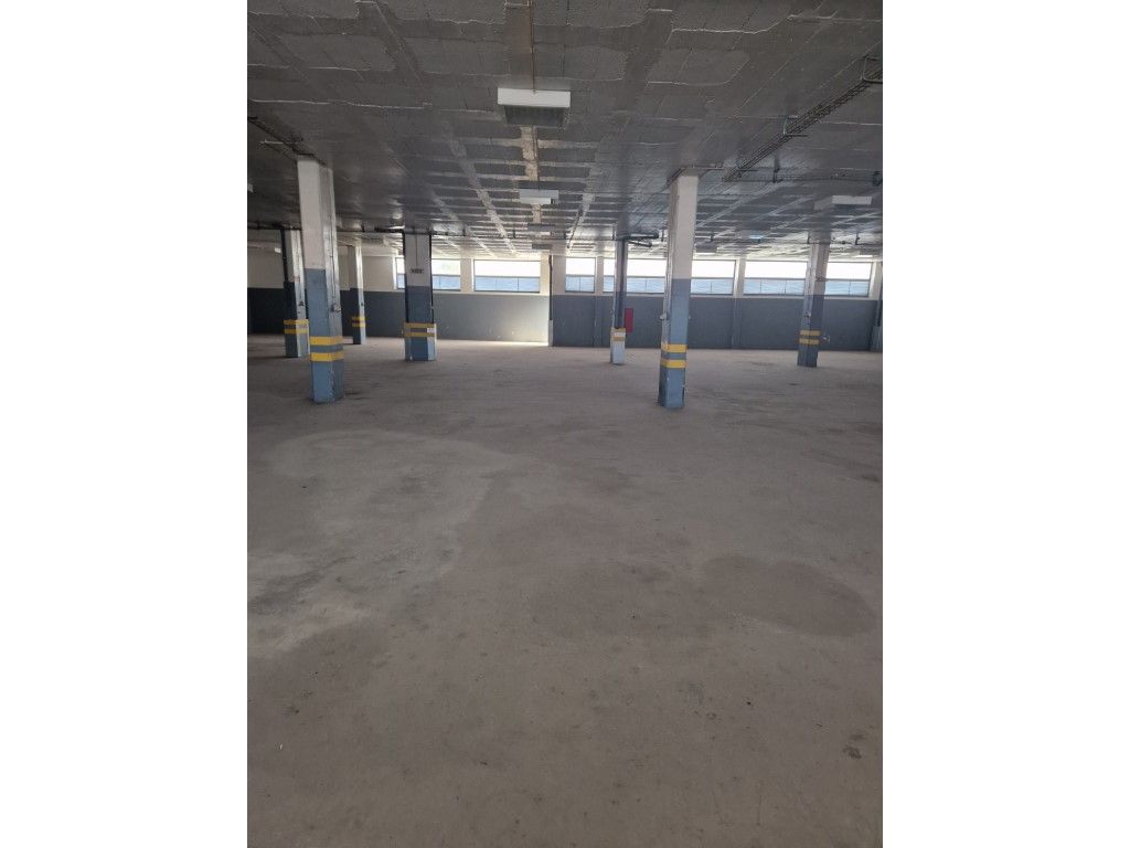 Armazém 2400 m2 Centro Prior Velho 3 pisos, 3 portões com...