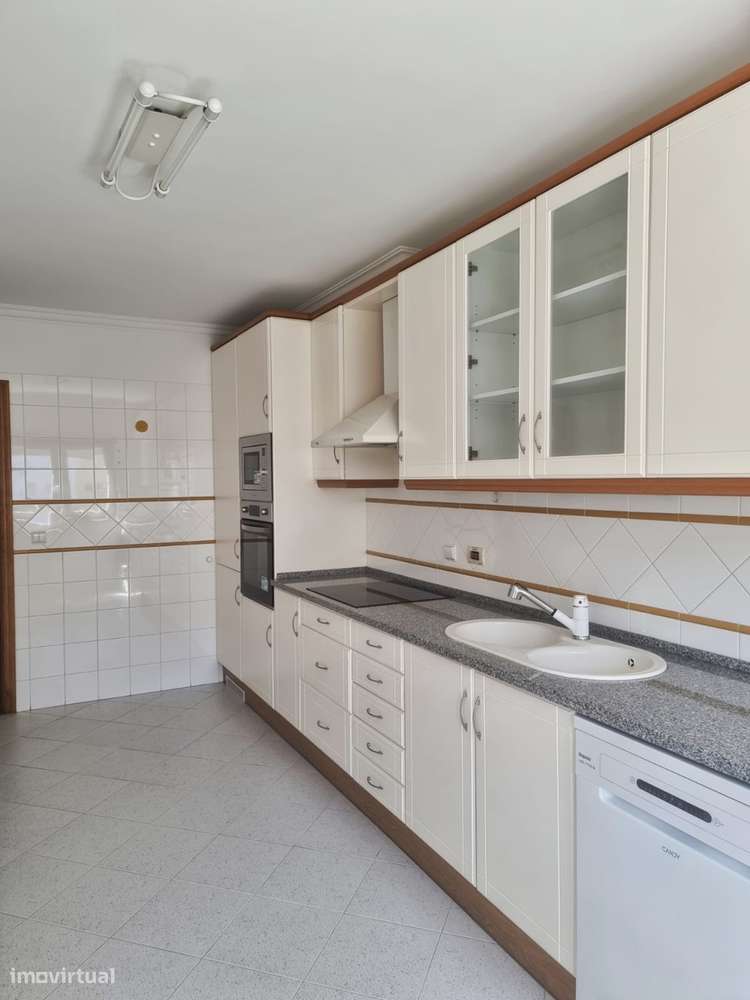 T4 com Garagem e Varanda no Prior Velho-11