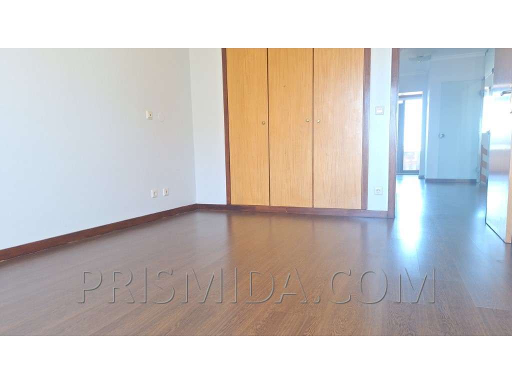 Duplex T4+office Renovado | Bi-Familiar | Terraço c/Churrasqueira-21