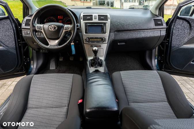 Toyota Avensis Combi 1.8 Executive - 17