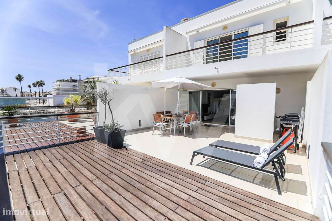 Moradia T3 Duplex, em condomínio fechado com piscina e garagem dupla e - Grande imagem: 1/47