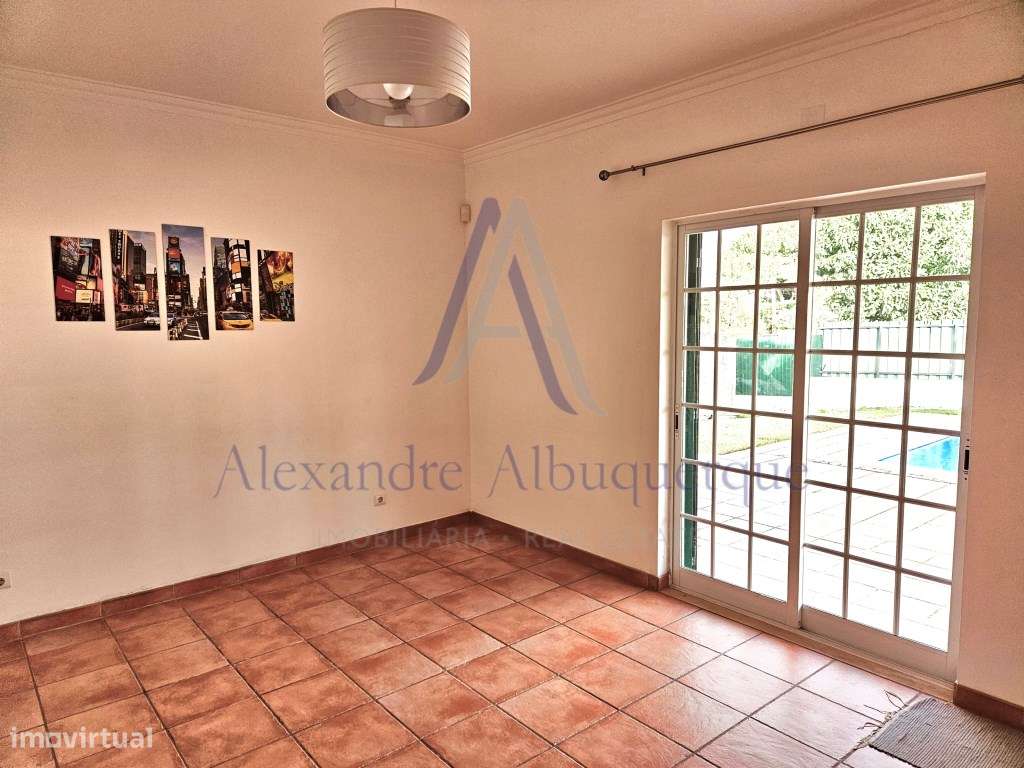 Moradia Isolada T4 de Prestígio com Piscina e Jardim-26