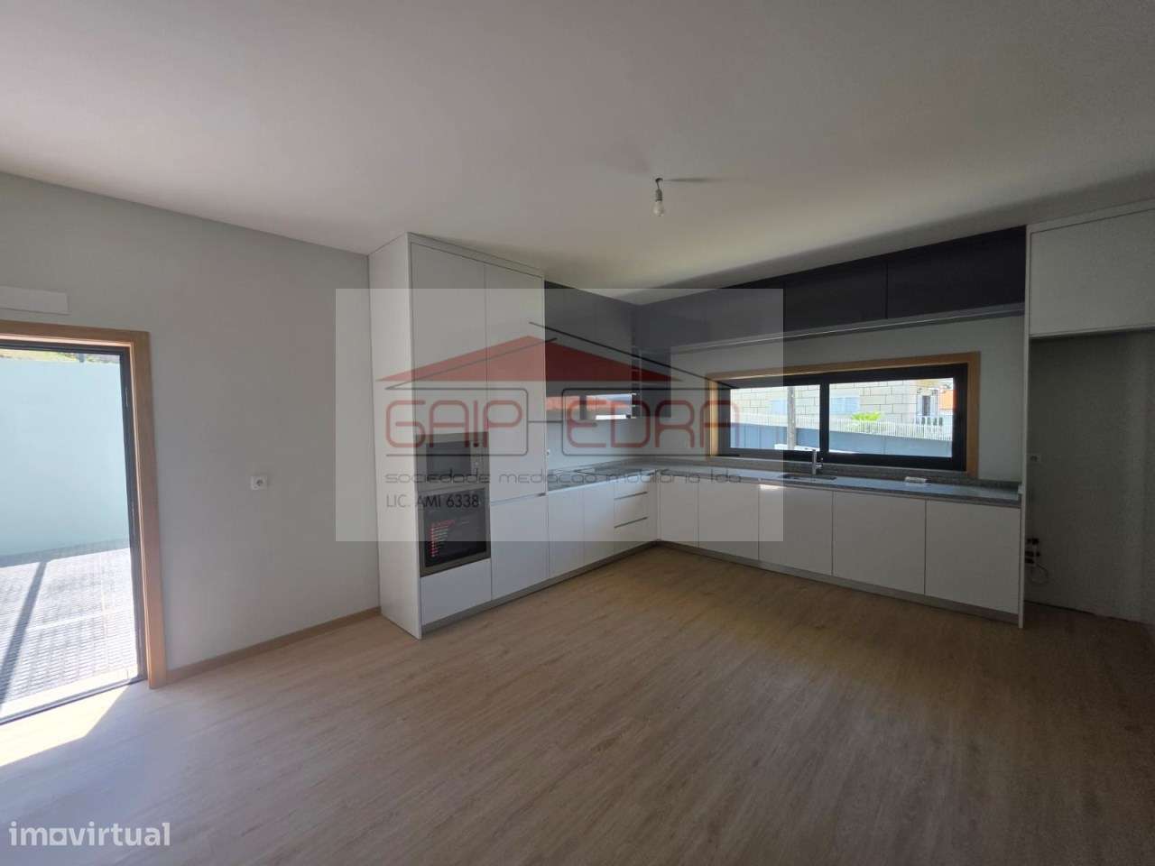Moradia 4 frentes nova  com 840 m2 terreno em Felgueiras-10