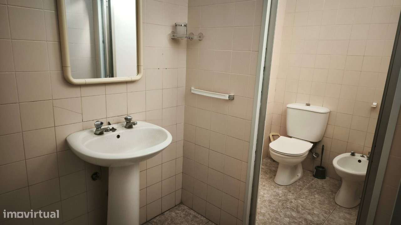 Armazém com 1100m2 área, com logradouro - Serzedo-6