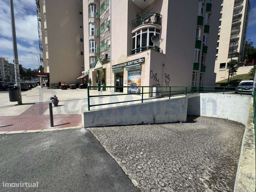 Vende-se Box/Garagem em Mem Martins - Grande imagem: 3/5