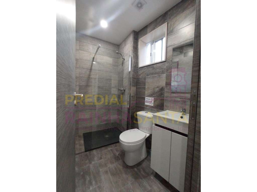 Prédio c/ três apartamentos T4 e lavandaria - Coimbra-19