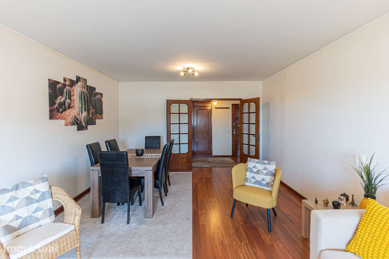 Apartamento T2 com varanda e garagem fechada em Mafamude-10