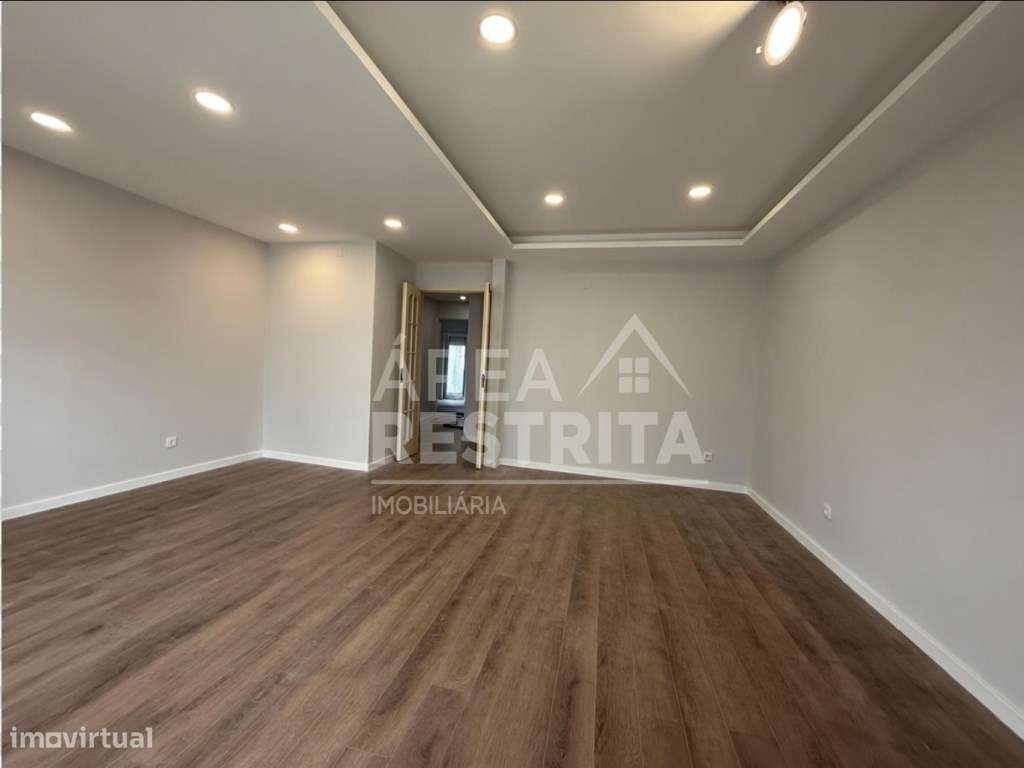 Apartamento T4 transformado em T3 no Laranjeiro-7