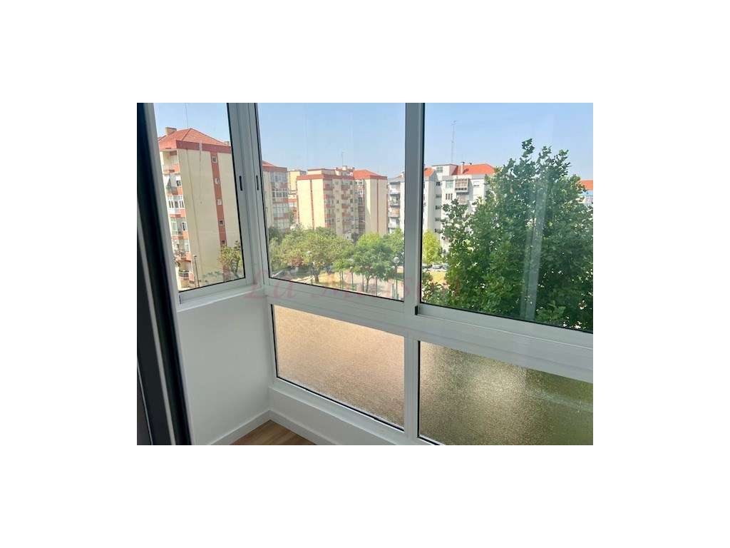 Apartamento T3 totalmente remodelado na Amadora-27