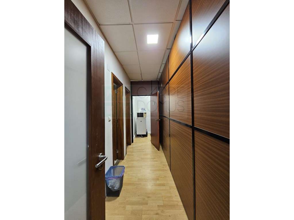 Amplo Armazém com escritórios na Nacional 10, Alverca do Ribatejo-9