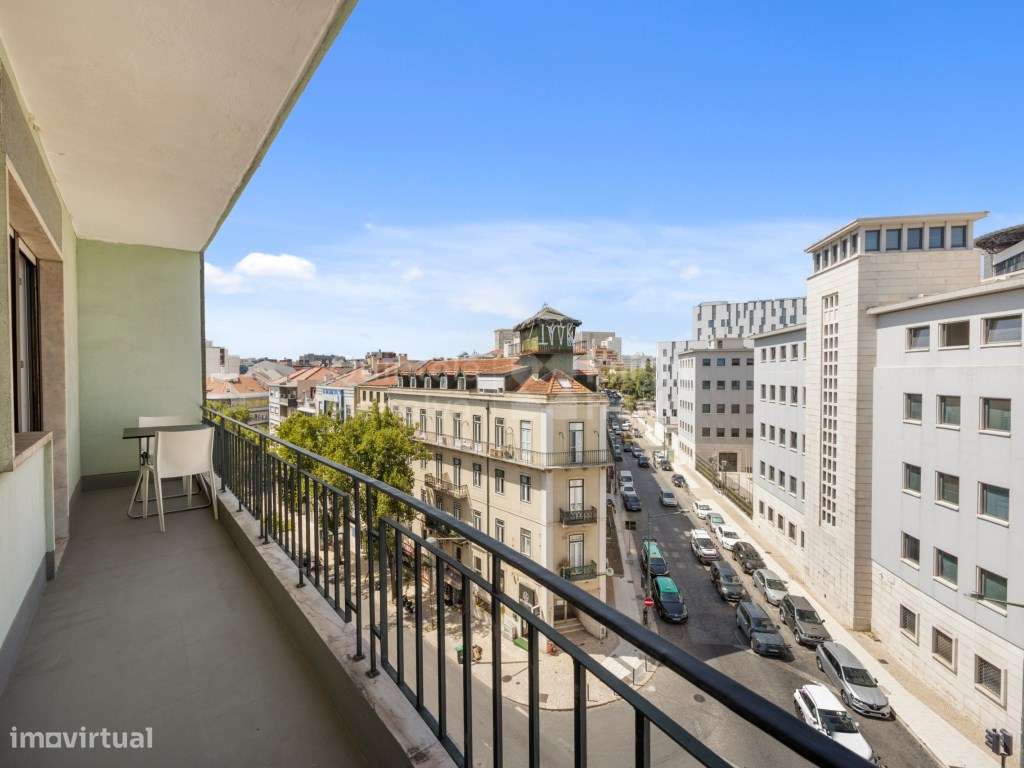 Apartamento T2 renovado com varanda em Arroios-0