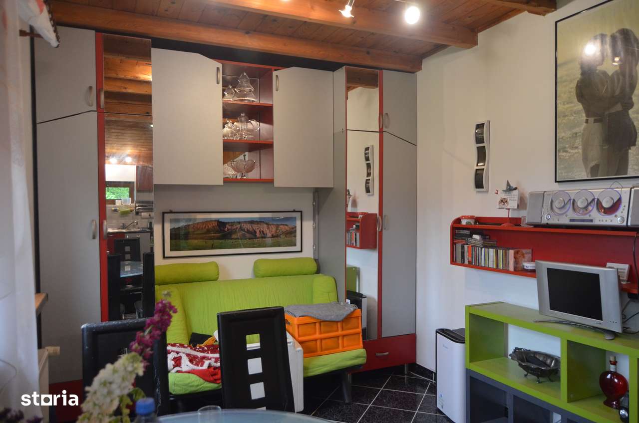 Casă de vânzare cu 3 camere, curte și securitate - Imagine principală: 5/8