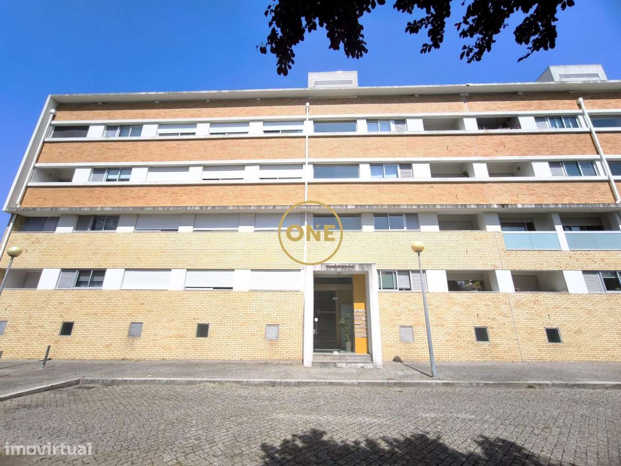 Apartamento T3 em Gueifães, com 120,28 m2 de área útil e 152,53 m2 de-0