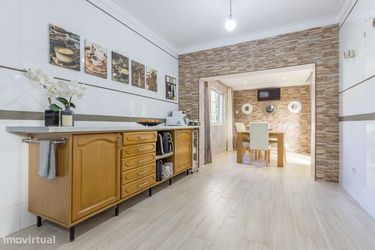 Moradia geminada T3 na Quinta do Conde com piscina, garagem e jardim-11