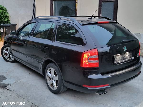 Skoda Octavia Combi 2.0 TDI DPF RS - 3